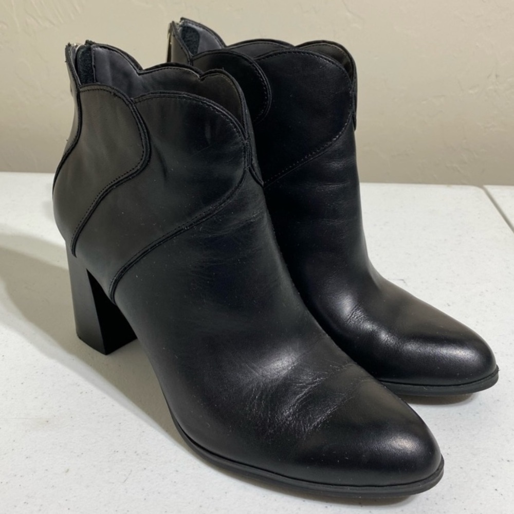 Adrienne Vittadini Tabby Ankle Boot Scallop Top Black Leather Back Zip S…